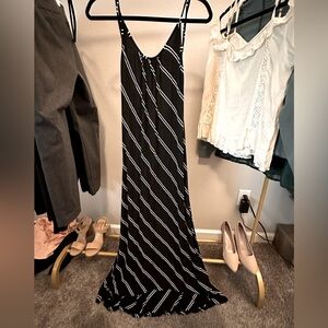 Vici Open back maxi dress